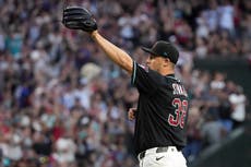 Diamondbacks anotan 2 veces con toque y error en tiro para superar 2-1 a Bravos