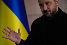 Una guerra larga en Oriente Medio restaría apoyo a Ucrania, dice Zelenskyy a la AP