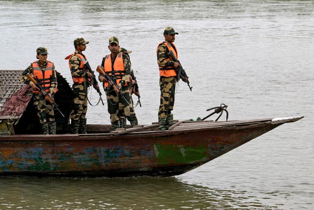 <p>Archivo: Miembros de la Fuerza de Seguridad Fronteriza (BSF) patrullan en una embarcación por el río Gangadhar, cerca de la frontera entre la India y Bangladés, en Golakganj, distrito de Dhubri, en el estado indio de Assam.</p>