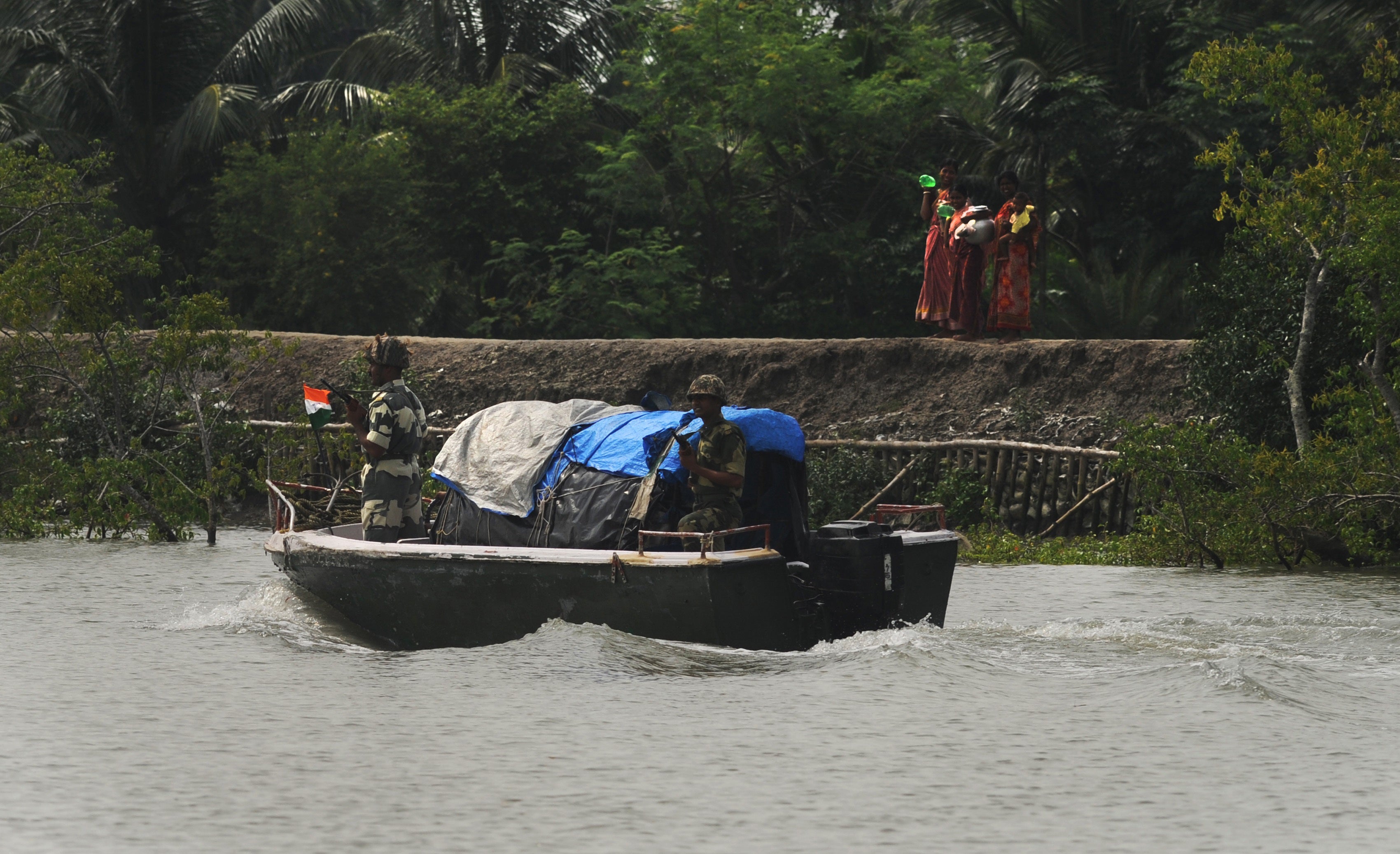 Imagen: Miembros de la Fuerza de Seguridad Fronteriza de la India (BSF) patrullan el río Kalnidi, en el estado indio de Bengala Occidental, fronterizo con el distrito de Satkhira (Bangladesh), cerca de Satnabad (AFP/Getty Images).
