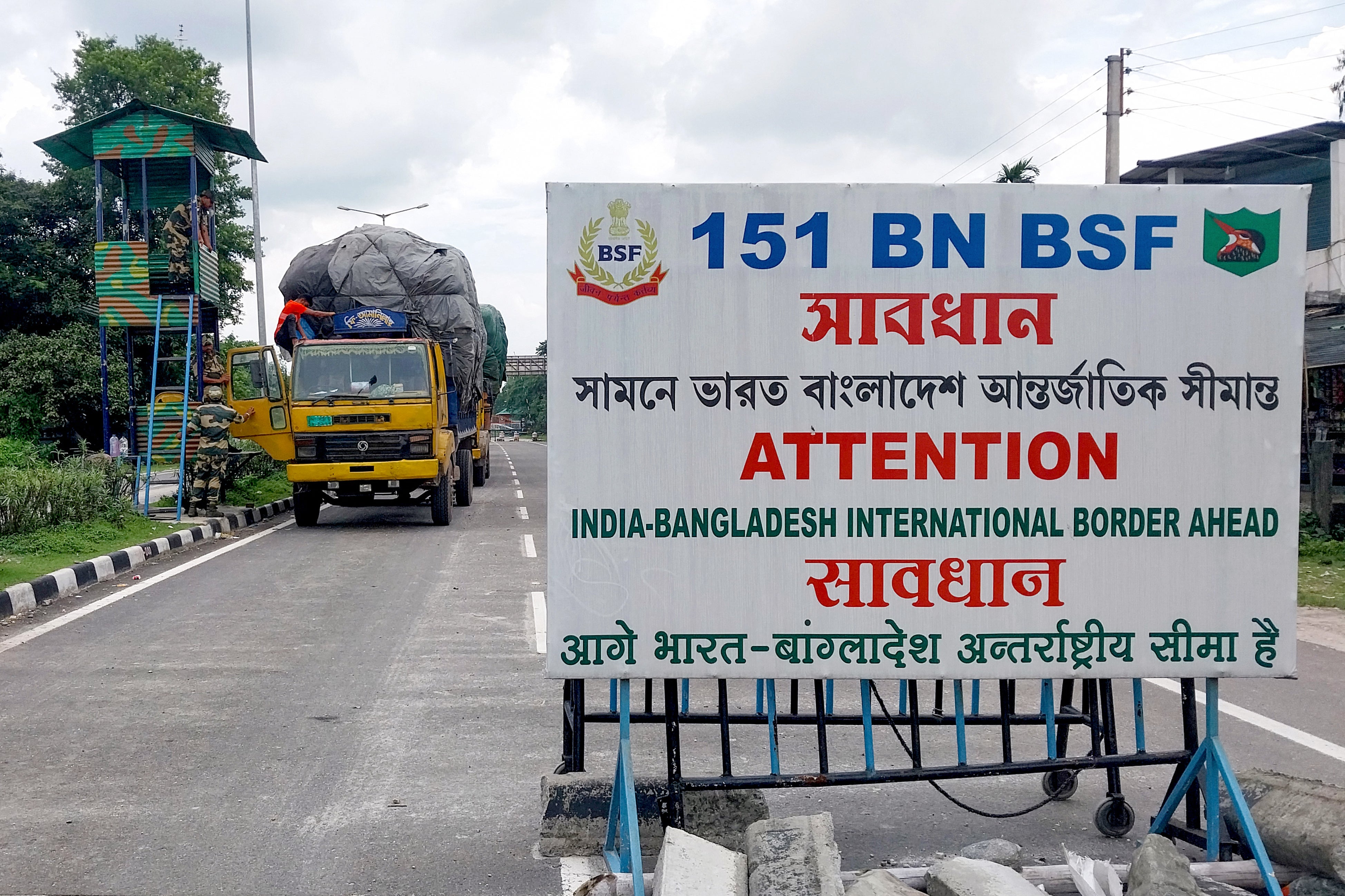 Personal de la Fuerza de Seguridad Fronteriza (BSF) inspecciona un camión que transporta suministros a Bangladés en la frontera entre la India y Bangladés, en Fulbari, a las afueras de Siliguri, el 7 de agosto de 2024 (AFP/Getty Images) .