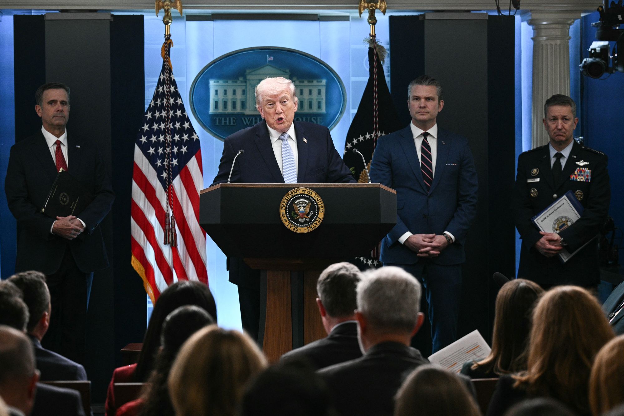 El presidente de EE. UU., Donald Trump, junto al director de la CIA, John Ratcliffe (izq.), y el secretario de Defensa, Pete Hegseth, elogió los esfuerzos para rescatar a los aviadores