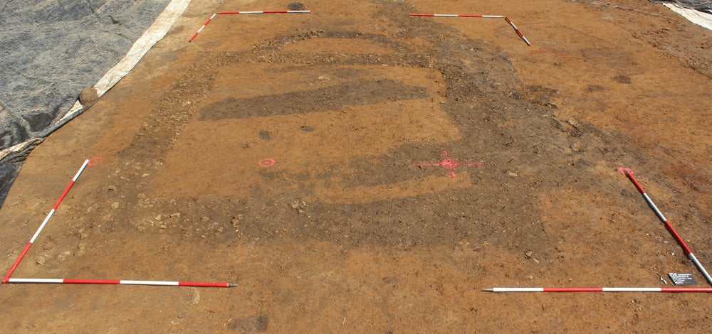 <p>Restos de un edificio de piedra con capilla descubiertos durante la excavación</p>