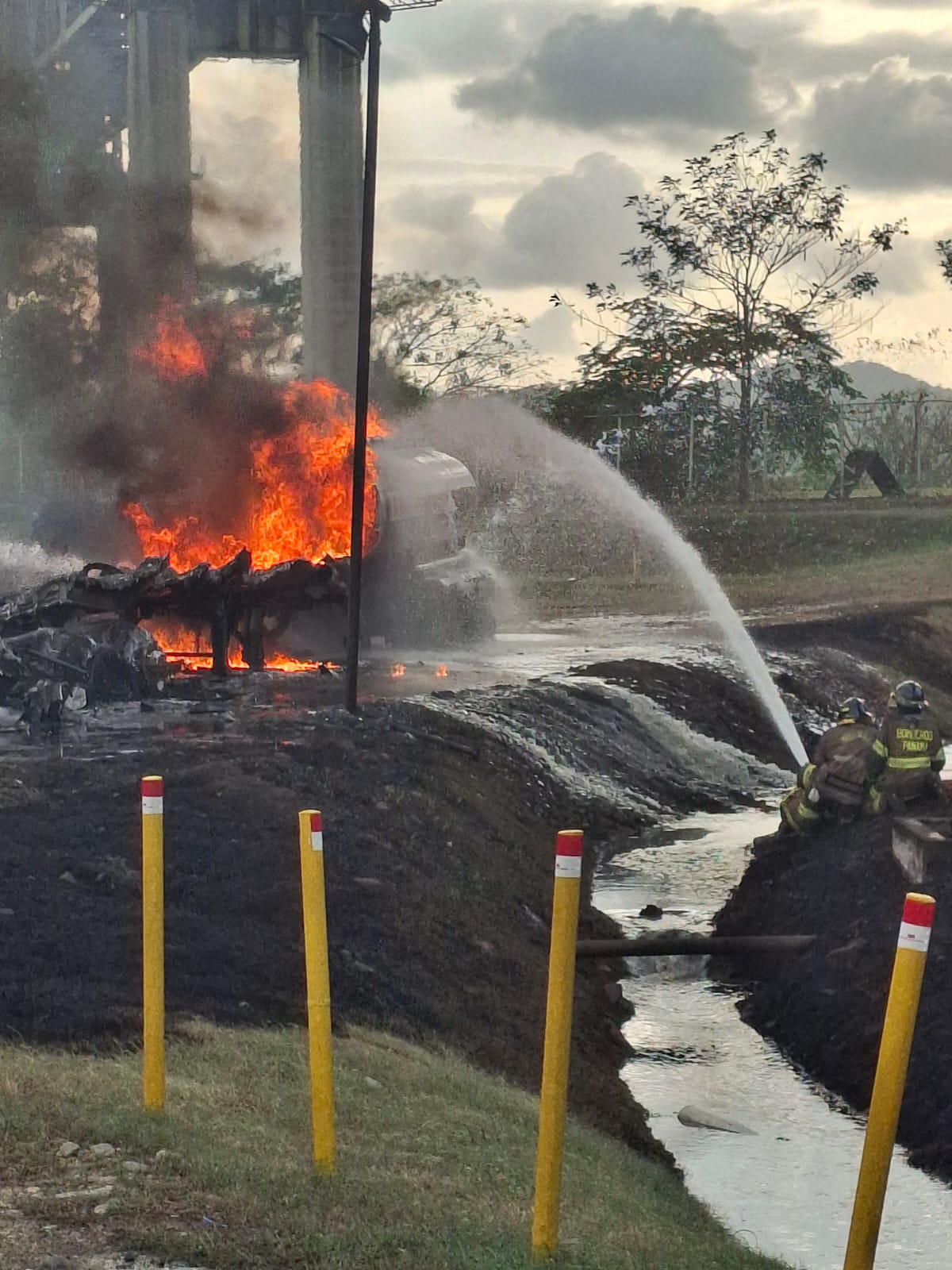Un camión cisterna de combustible explotó bajo el puente