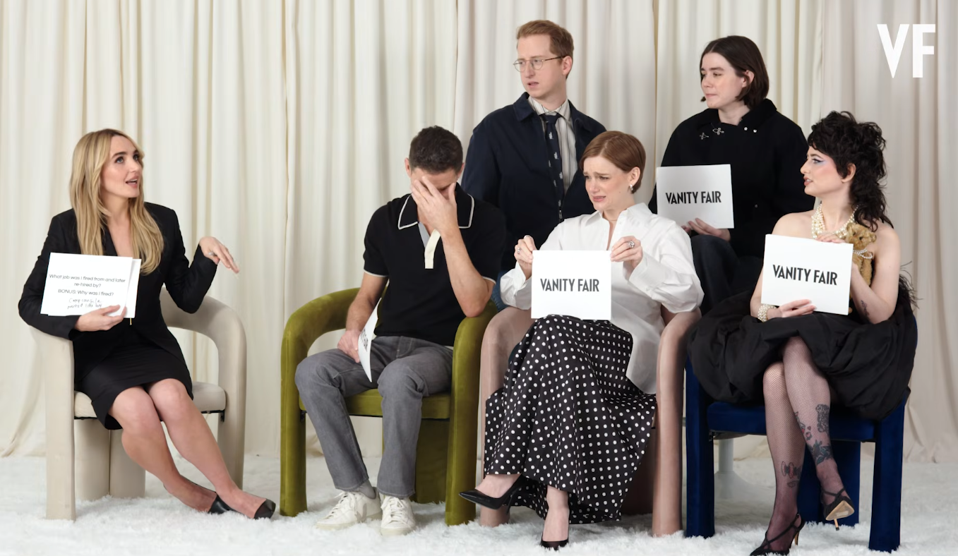 Chloe Fineman cuenta a sus compañeros de reparto la historia de cuando la despidieron de su trabajo de supervisora de un campamento (Vanity Fair).