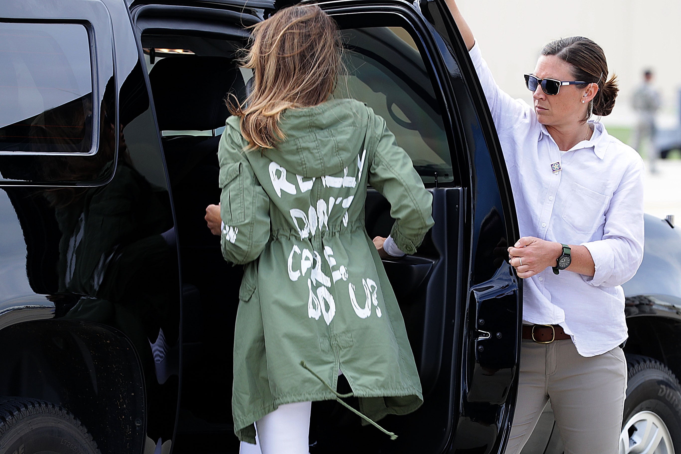 En 2018, Melania Trump generó polémica al usar una chaqueta con el mensaje “I Really Don’t Care. Do U?” durante una visita a centros de detención de menores en Texas