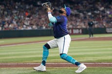 Diamondbacks colocan a Carlos Santana en lista de lesionados por distensión del aductor