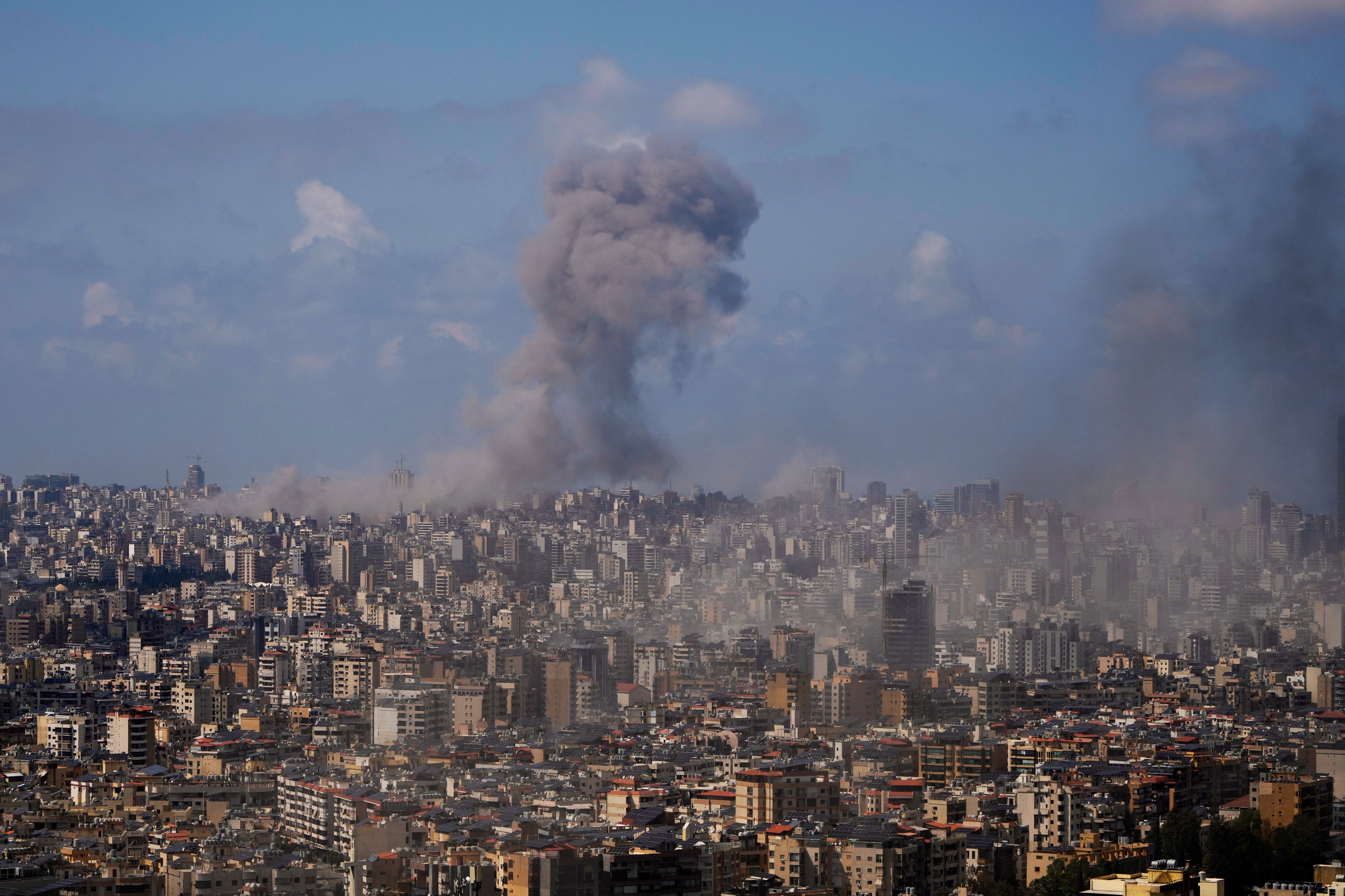 El humo se eleva tras un ataque aéreo israelí contra un edificio en Beirut