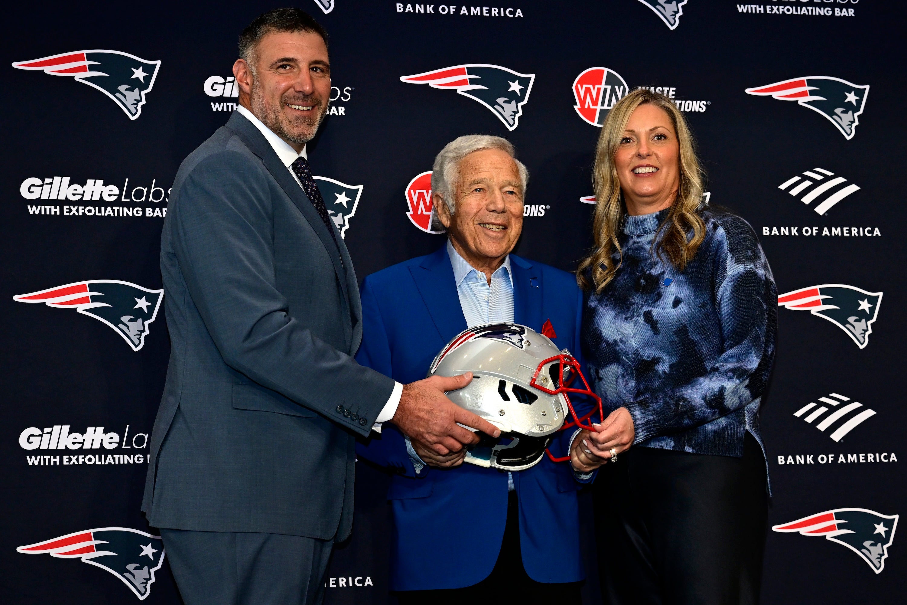 Mike Vrabel y Jen Vrabel (en la foto junto al propietario de los Patriots, Robert Kraft, en 2025) llevan casados desde 1999