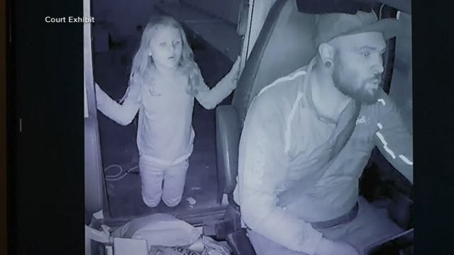 <p>El jueves, el jurado de Texas visionó un vídeo de vigilancia en el que Athena Strand, de 7 años, preguntaba a Tanner Horner, quien ha confesado ser su asesino, si la estaban secuestrando</p>