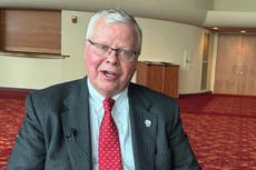 Expresidente de la Universidad de Wisconsin dice que destitución lo tomó por sorpresa