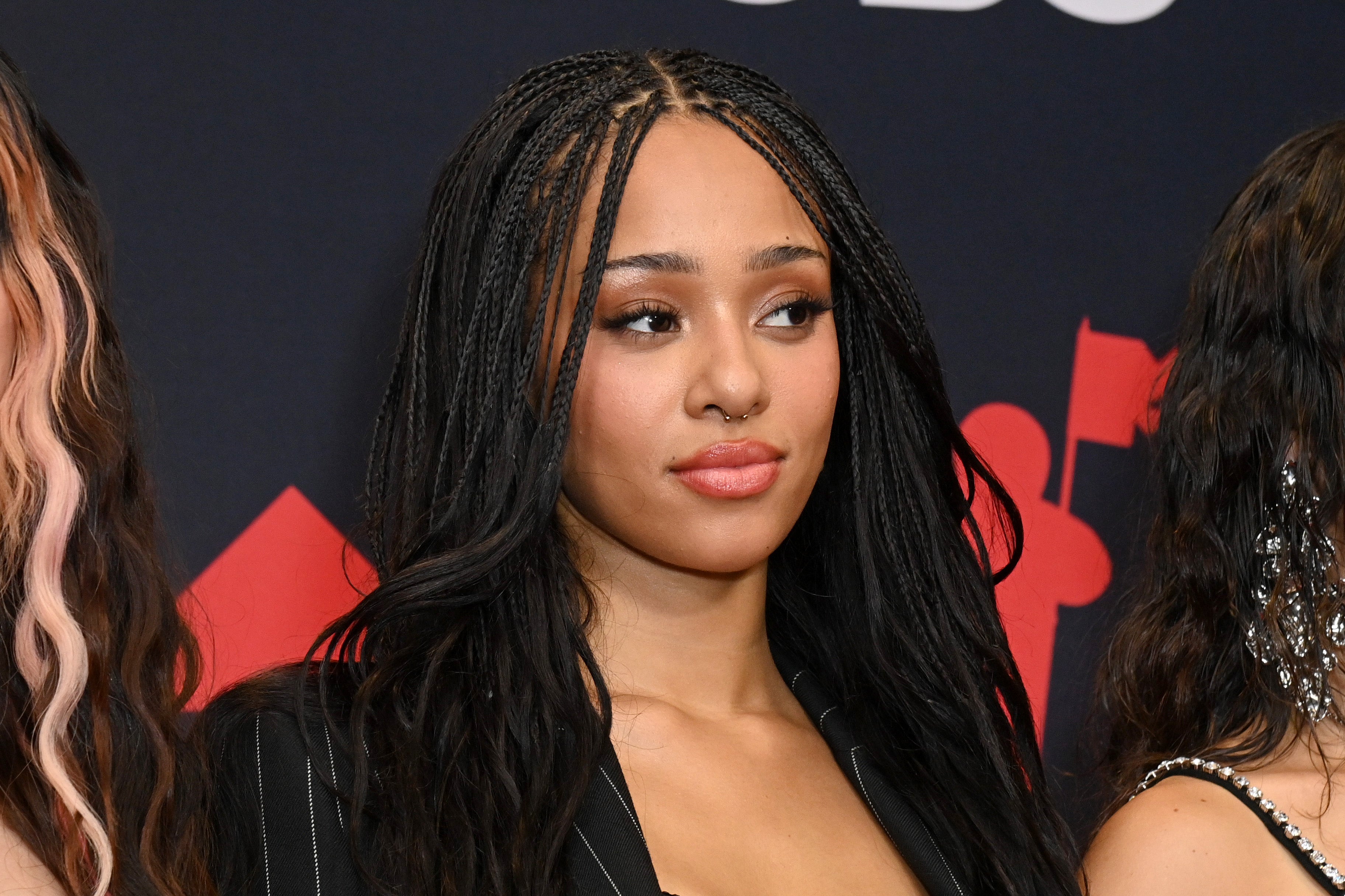 La integrante de Katseye Manon Bannerman se alejó temporalmente del grupo para cuidar su bienestar