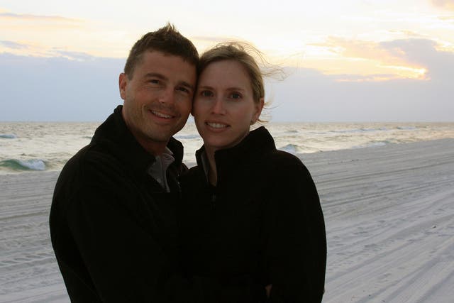 <p>Esta foto, cedida por la familia Wiseman, muestra al astronauta de la NASA Reid Wiseman junto a su esposa, Carroll Taylor Wiseman</p>