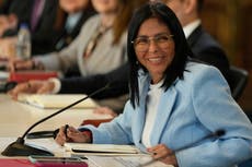 Presidenta encargada de Venezuela pide paciencia a los trabajadores y promete incremento salarial
