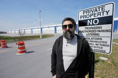 Manifestantes protestan contra un centro de detención migratoria en Maryland, ahora pausado