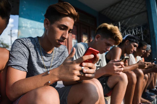 <p>El estadounidense promedio pasa entre cuatro y cinco horas al día con el celular, y muchos es lo primero que miran al despertarse por la mañana y lo último antes de irse a dormir</p>