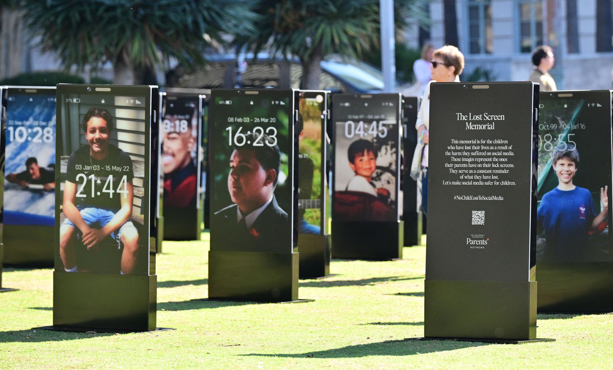 El dominio de las redes sociales sobre los estadounidenses se está haciendo cada vez más evidente. Los padres cuyos hijos perdieron la vida a causa de los daños provocados por Internet están liderando la campaña para exigir responsabilidades a los gigantes tecnológicos