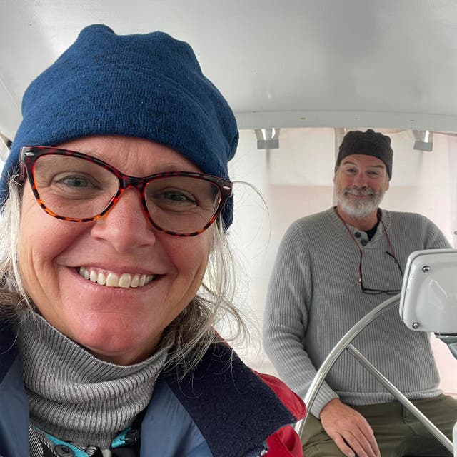 <p>La esposa de Brian Hooker, Lynette Hooker, desapareció mientras estaban de excursión en barco por las Bahamas. Ahora, la policía lo está interrogando en relación con su desaparición</p>