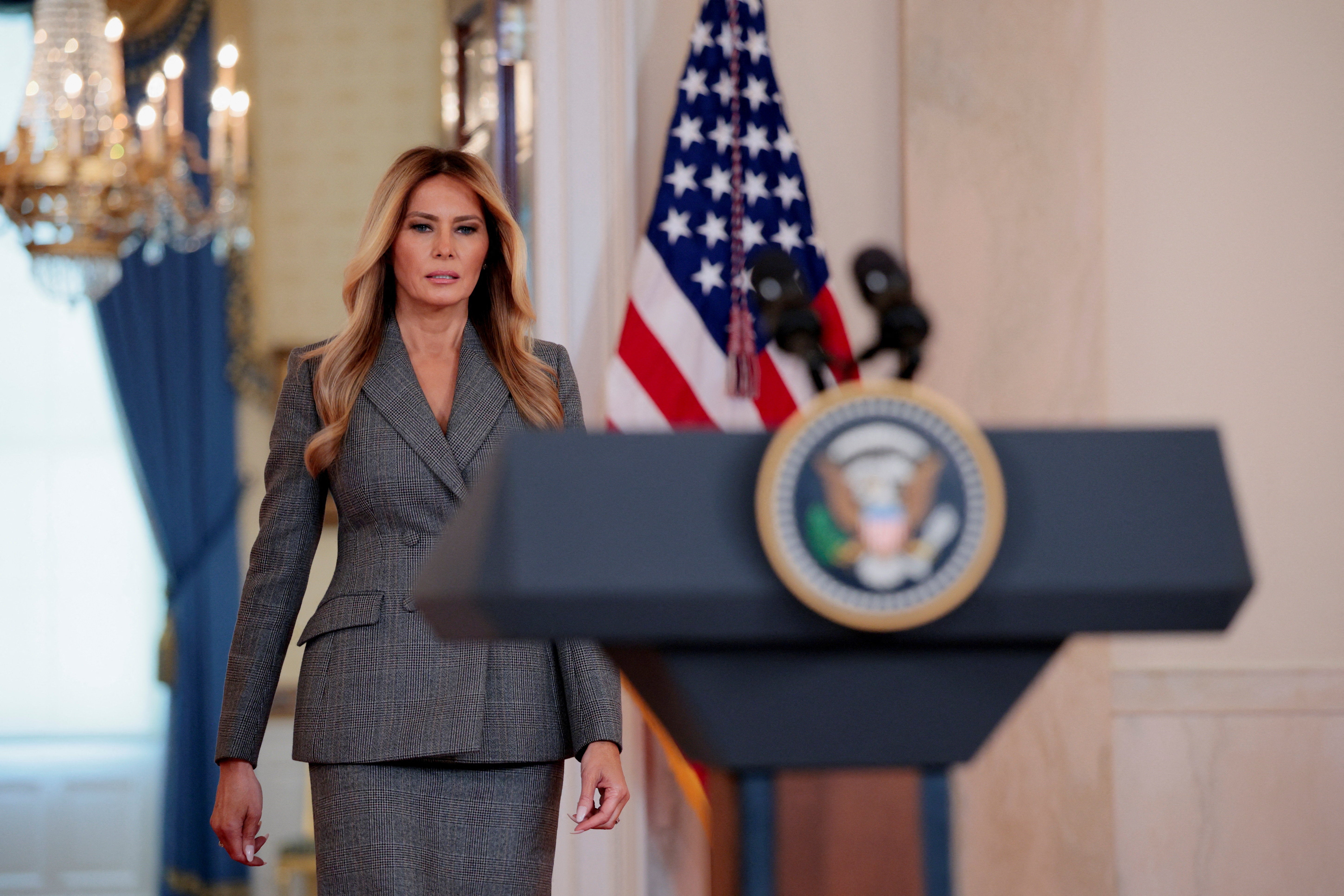 La primera dama de EE. UU., Melania Trump, pronunció un discurso desde la Casa Blanca el 9 de abril para desmentir cualquier vínculo con Jeffrey Epstein y condenar lo que calificó de “campaña de desprestigio contra ella, motivada por razones políticas