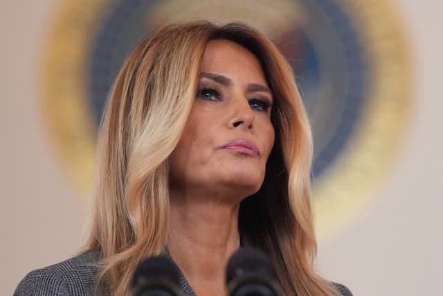 <p>La primera dama de EE. UU., Melania Trump, habla con periodistas el jueves 9 de abril de 2026 en el Grand Foyer de la Casa Blanca, en Washington  </p>