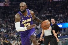 LeBron James anota 26 puntos y da 11 asistencias; Lakers vencen 119-103 a Warriors carentes de Curry