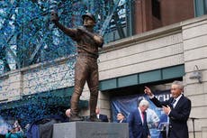 Al develar la estatua de Ichiro Suzuki en Seattle, algo mal salió con su bate