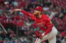 Dustin May lanza 6 sólidas entradas; Cardenales superan 3-2 a Medias Rojas en inicio de serie