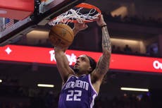 Devin Carter anota 29 puntos y guía a Kings a victoria 124-118 ante Warriors