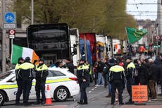 Policía retira a manifestantes que se oponen a reabrir refinería en Irlanda