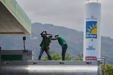 Haitianos recortan la ya escasa comida y se preguntan cómo sobrevivirán al alza del combustible