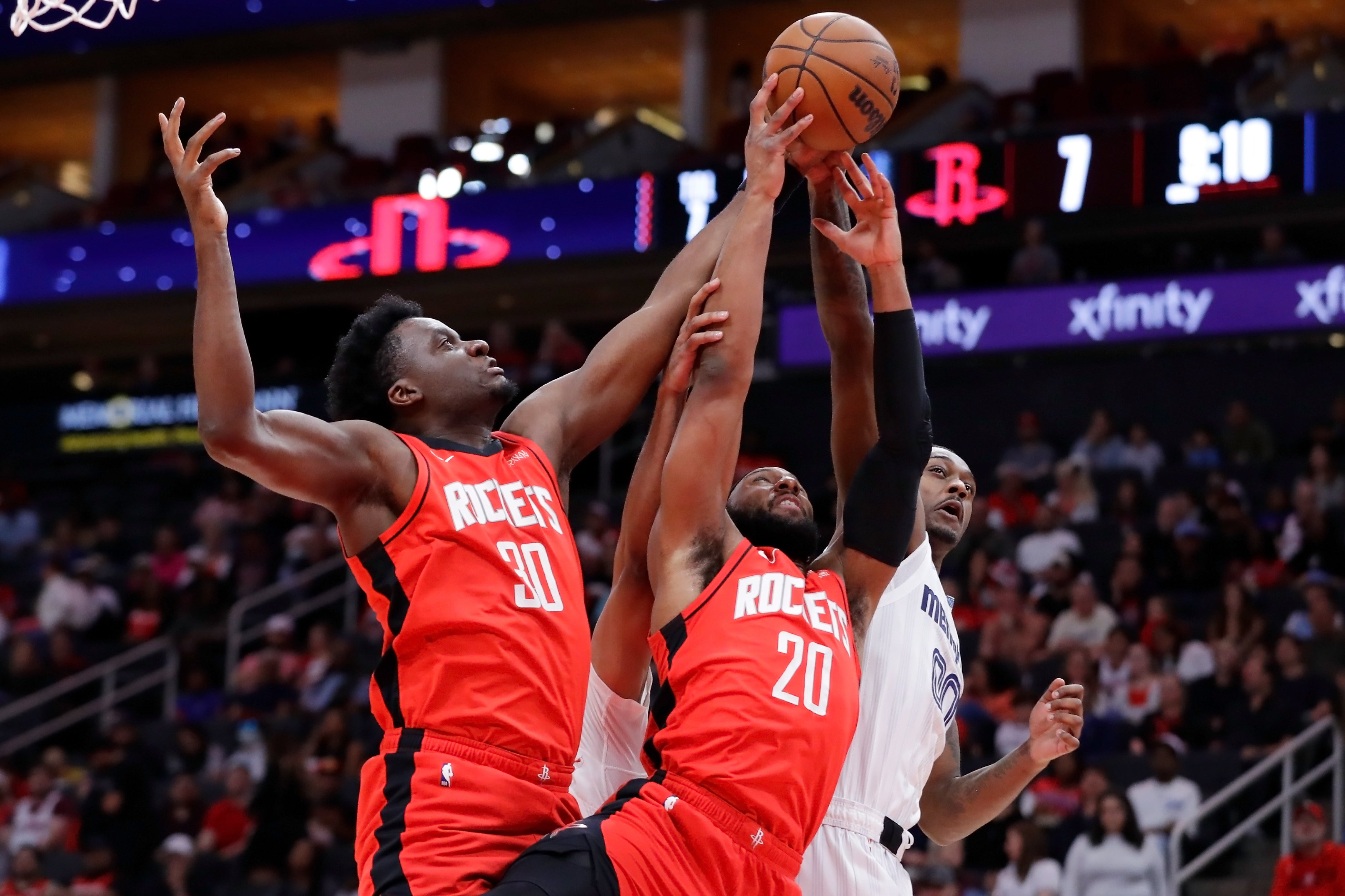 Clint Capela anota 23 mientras Rockets descansan a sus estrellas en paliza 132-101 a Grizzlies