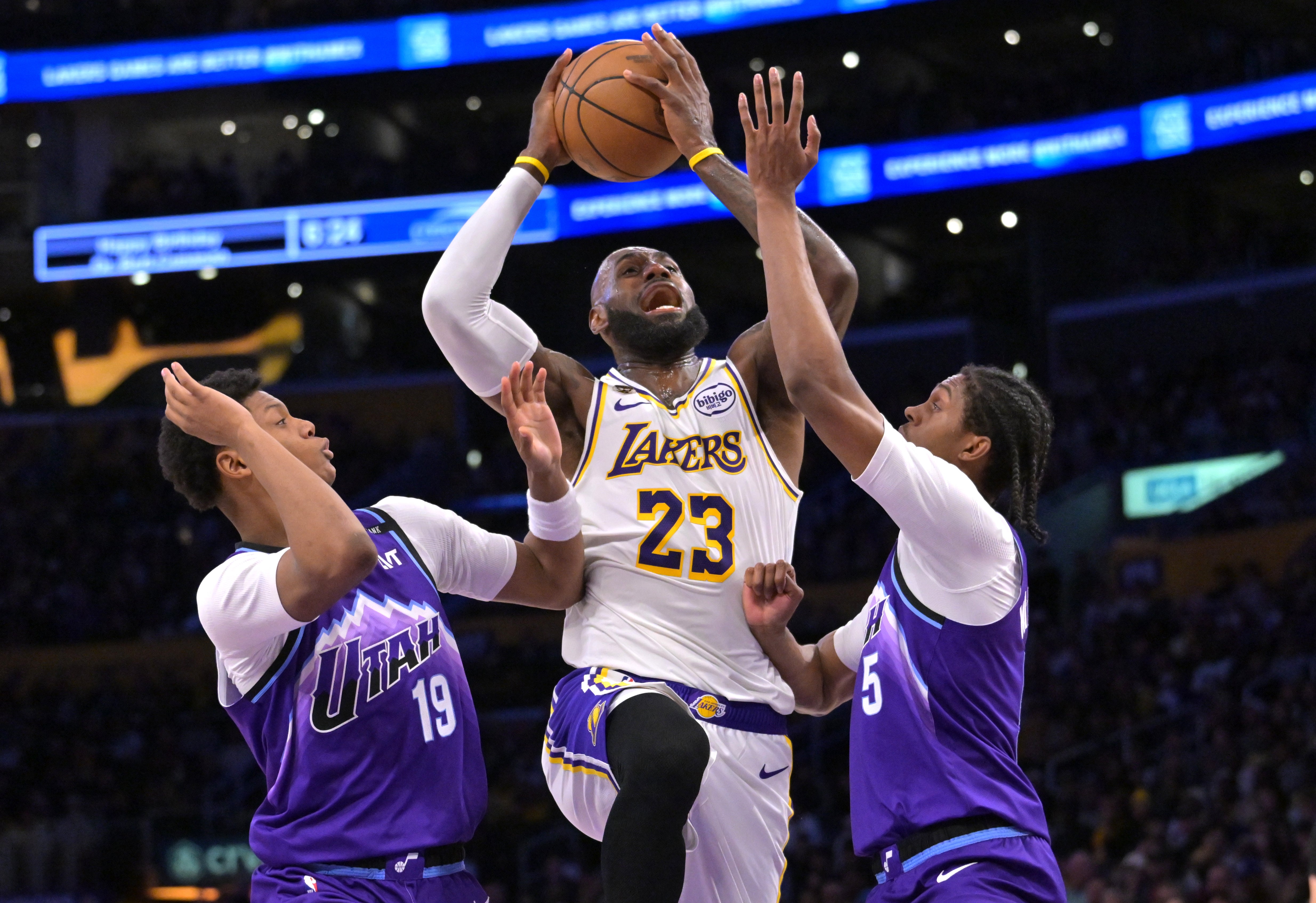 James anota 18 en 1ra mitad y Lakers se preparan para playoffs con triunfo 131-107 ante Jazz