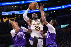 James anota 18 en 1ra mitad y Lakers se preparan para playoffs con triunfo 131-107 ante Jazz