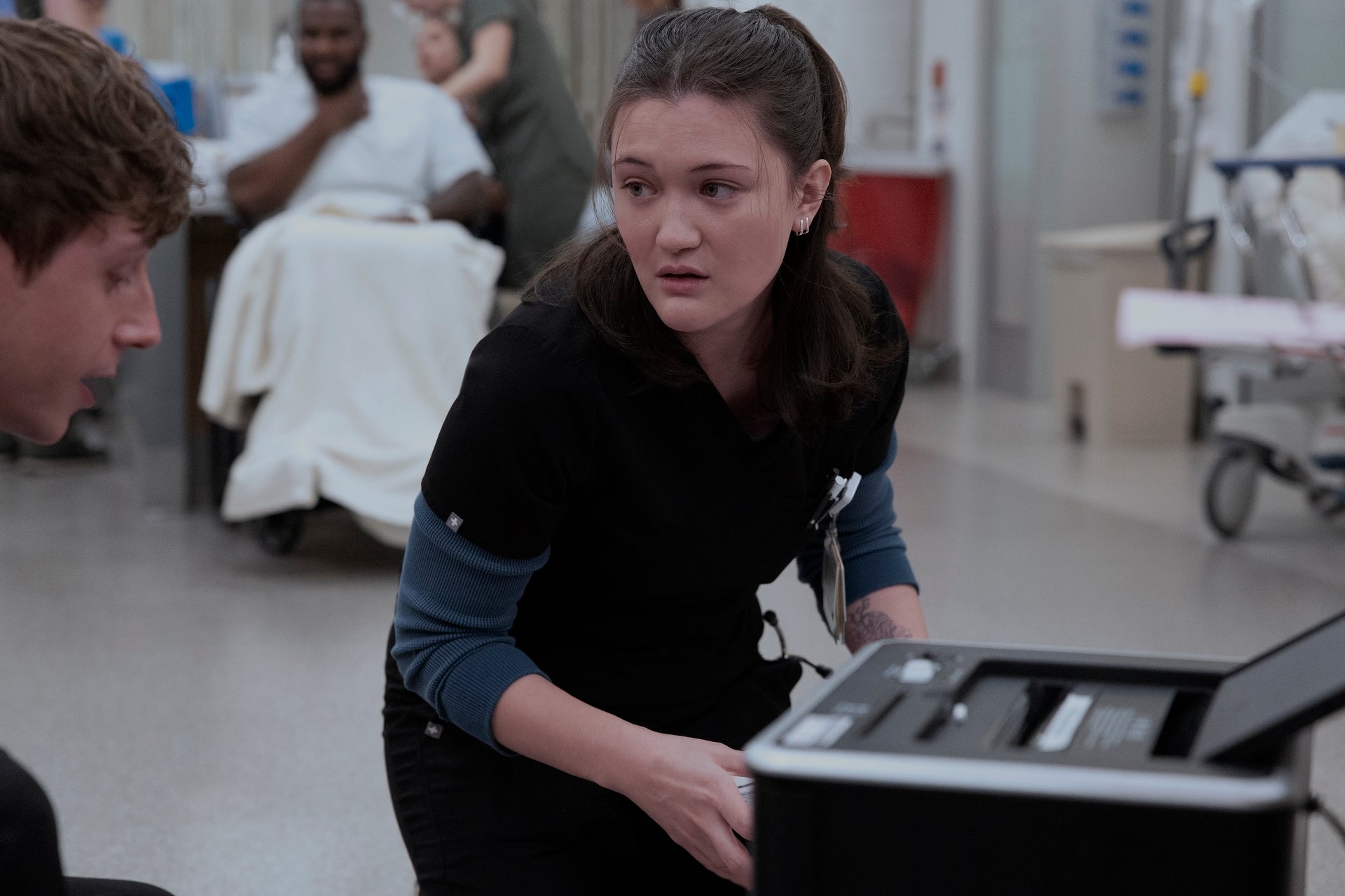 Isa Briones interpreta a la Dra. Santos en ‘The Pitt’