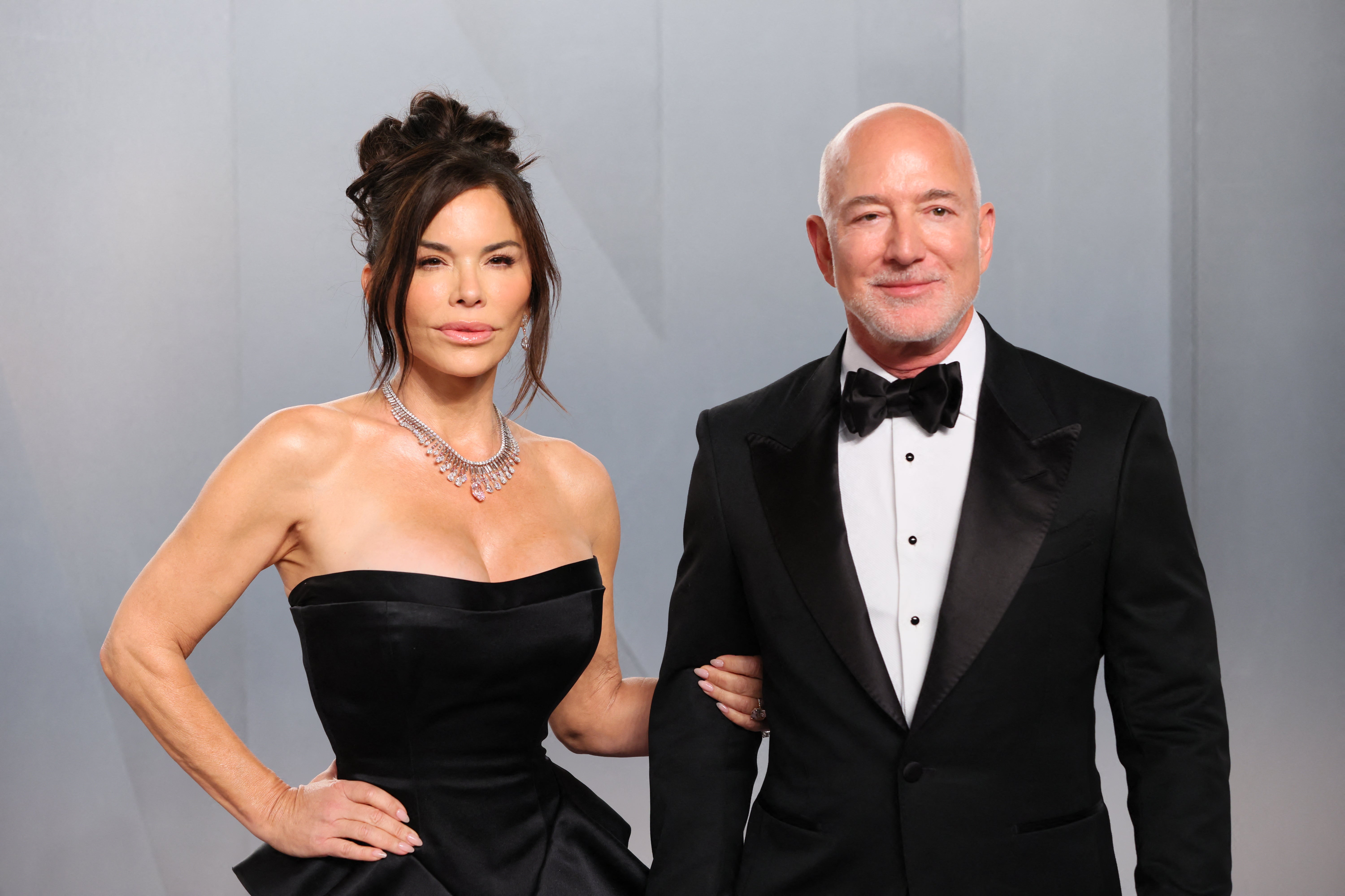 La pareja multimillonaria formada por Jeff Bezos y Lauren Sánchez Bezos no solo asistirá a la Met Gala de este año, sino que desempeñará un papel fundamental tanto en el ámbito financiero como en el organizativo, ya que actuarán como patrocinadores principales y copresidentes honorarios