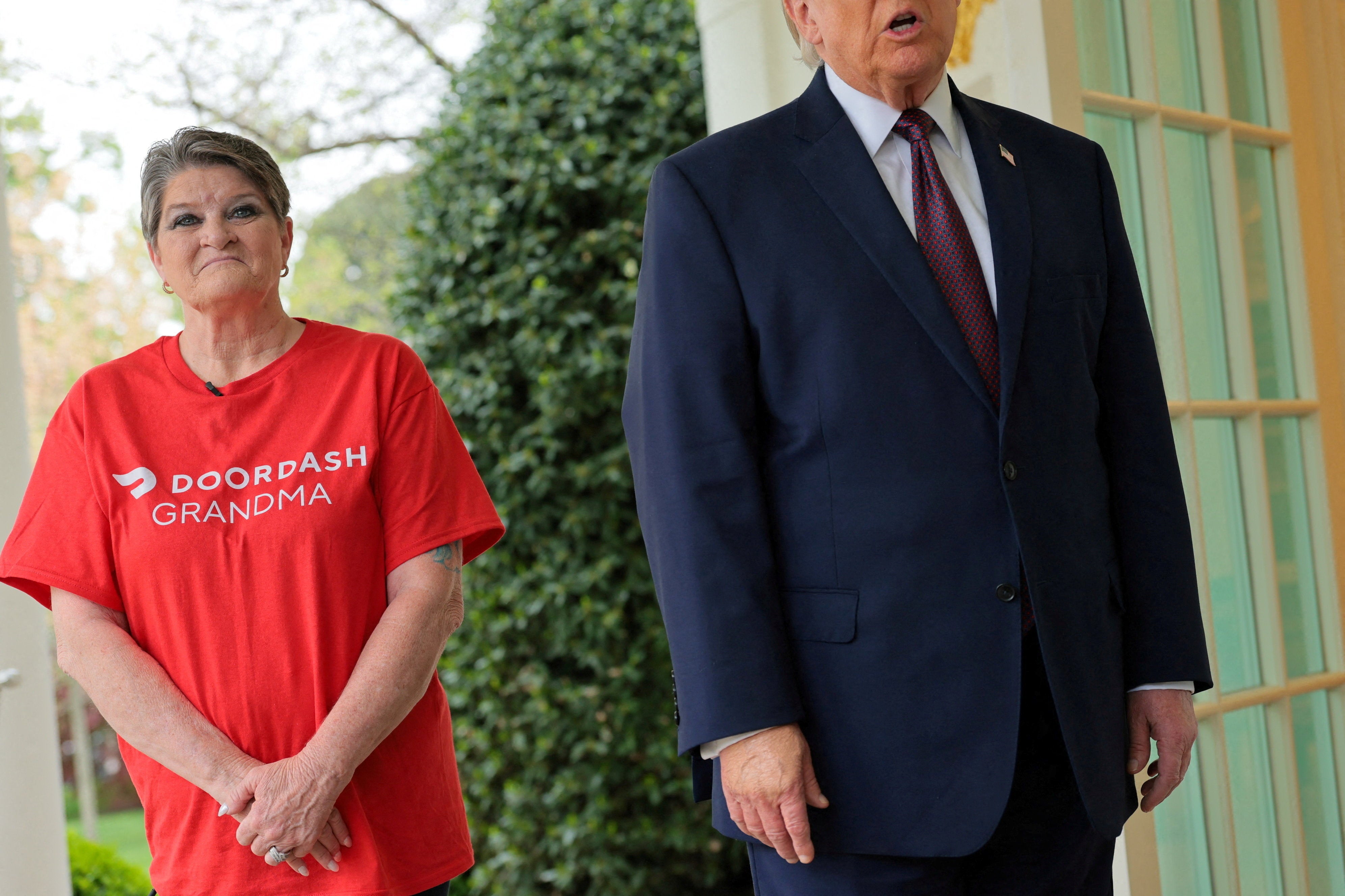 Simmons permaneció de pie, algo incómoda, junto a Trump mientras este respondía a diversas preguntas de los periodistas