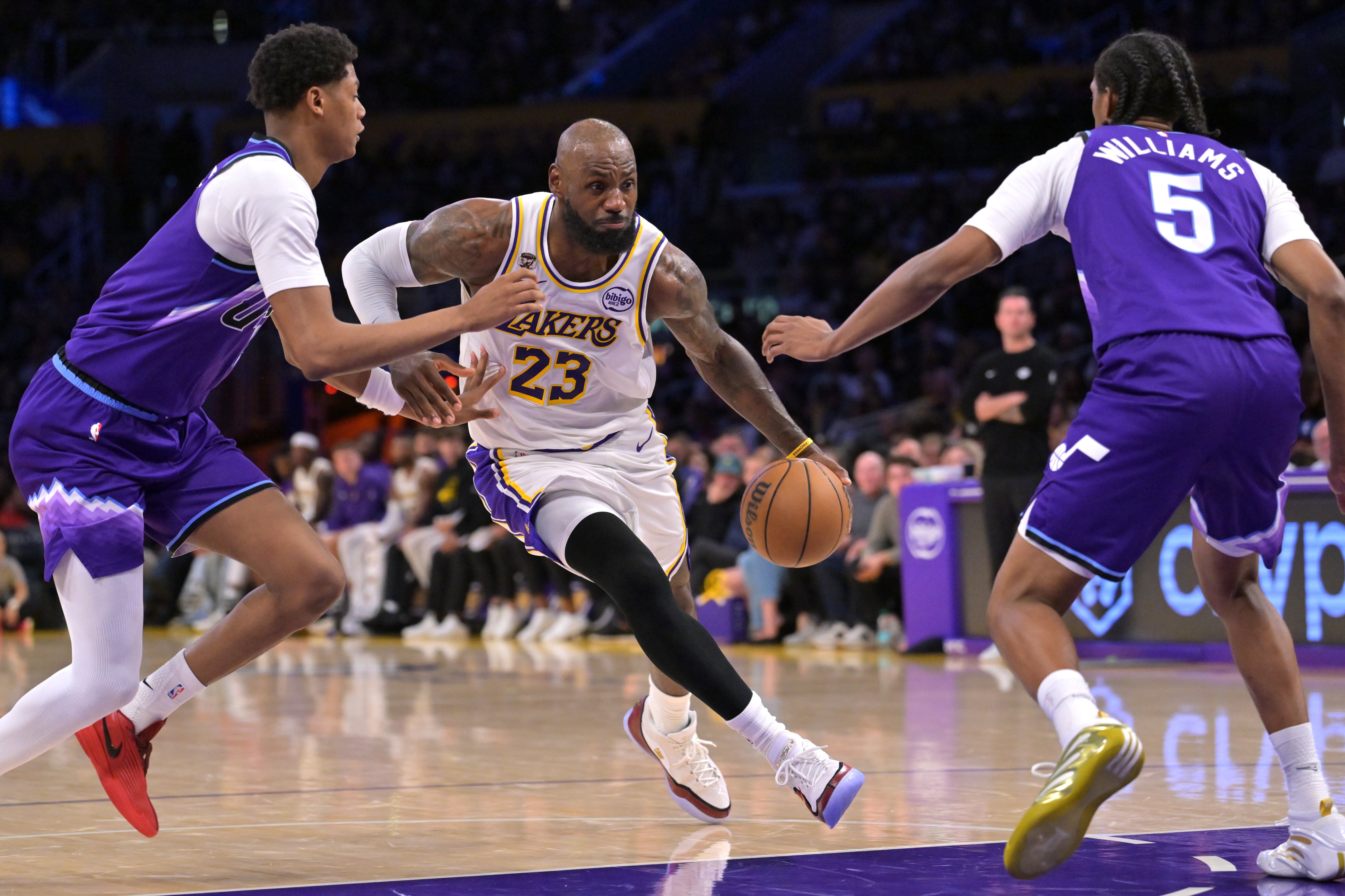 LeBron James debe cargar a Lakers ante la ausencia de Doncic y Reaves rumbo a los playoffs