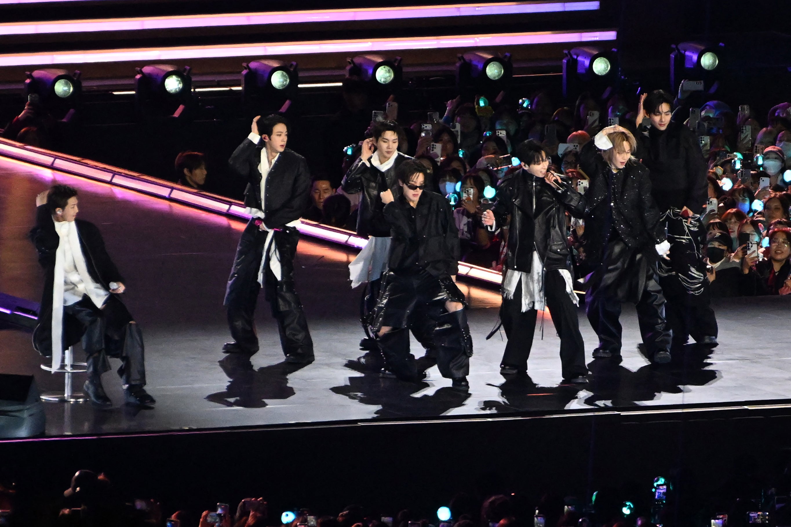 Estrella de BTS revela que está recibiendo tratamiento para la pérdida de audición