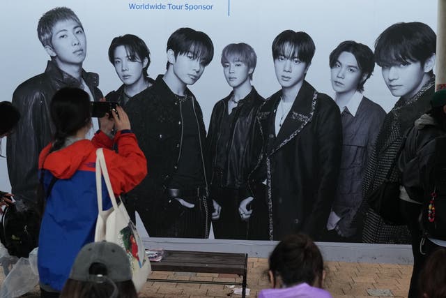 <p>Un fan de BTS se hace una foto a las puertas del recinto donde se celebra el concierto del grupo en Goyang, Corea del Sur</p>