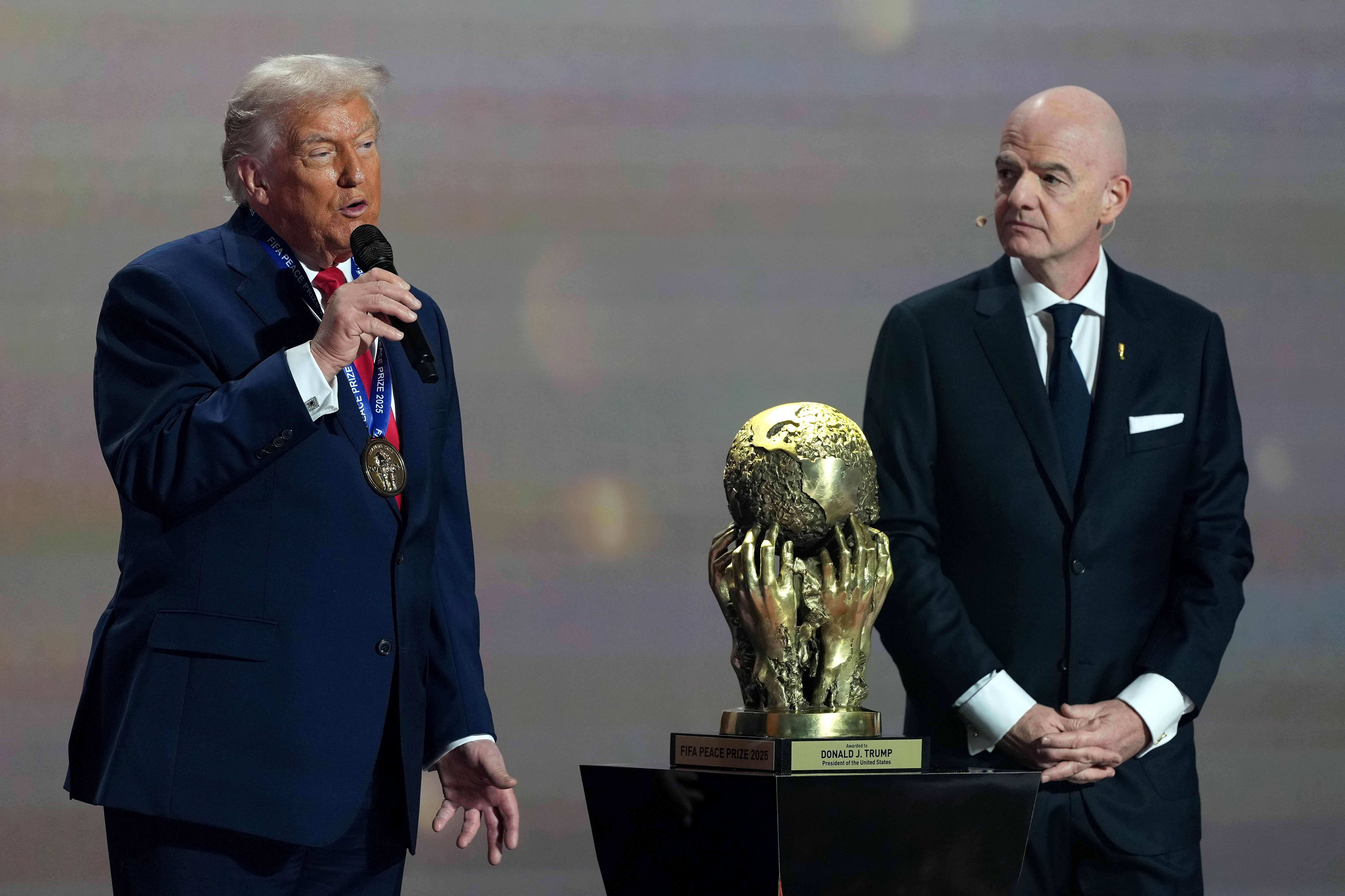 <p>Trump junto al presidente de la FIFA, Gianni Infantino, durante el sorteo del Mundial. Personas cercanas a la FIFA afirman que una moratoria nacional de ICE durante los 39 días del torneo podría presentarse como un beneficio tanto para el gobierno de Trump como para el organismo internacional del fútbol</p>