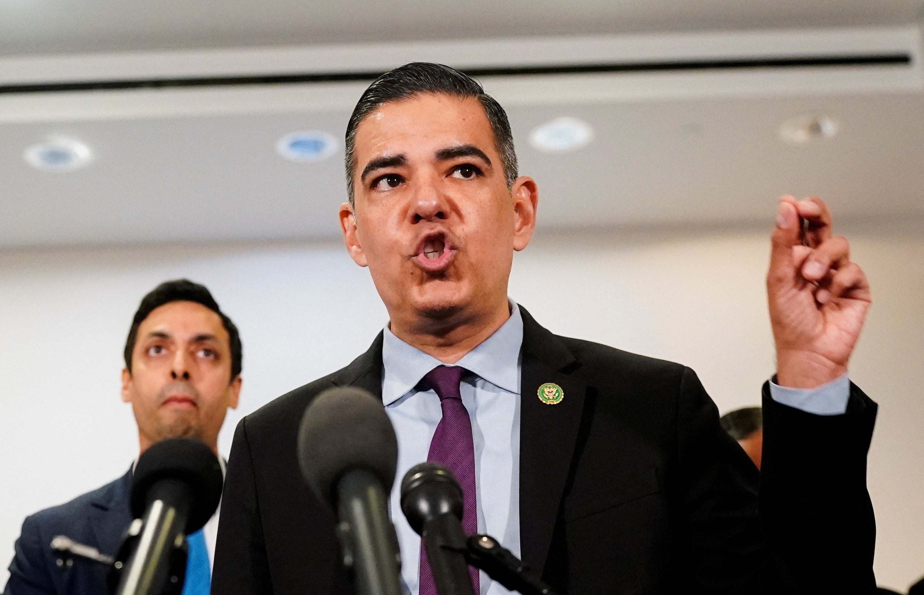 El legislador Robert Garcia acusó a Bondi de “eludir una citación legal del Congreso” y afirmó que debía comparecer independientemente de su cargo