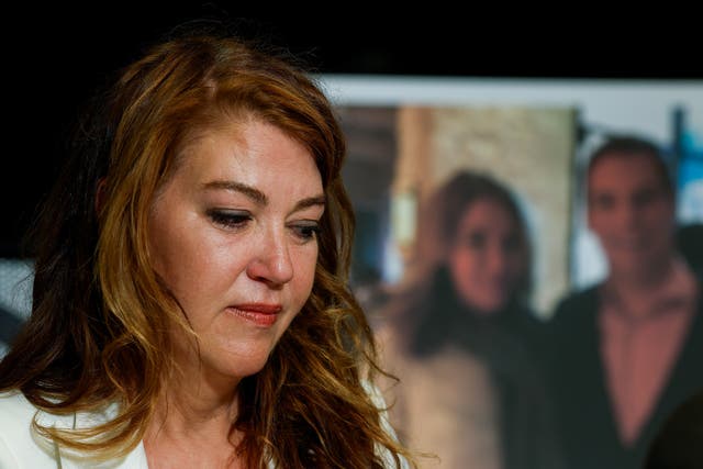 <p>Lonna Drewes reacciona durante una conferencia de prensa en la que alega que el representante estadounidense Eric Swalwell (demócrata por California) la agredió sexualmente, junto a una foto de ambos (der.), el 14 de abril de 2026 en Beverly Hills, California  </p>