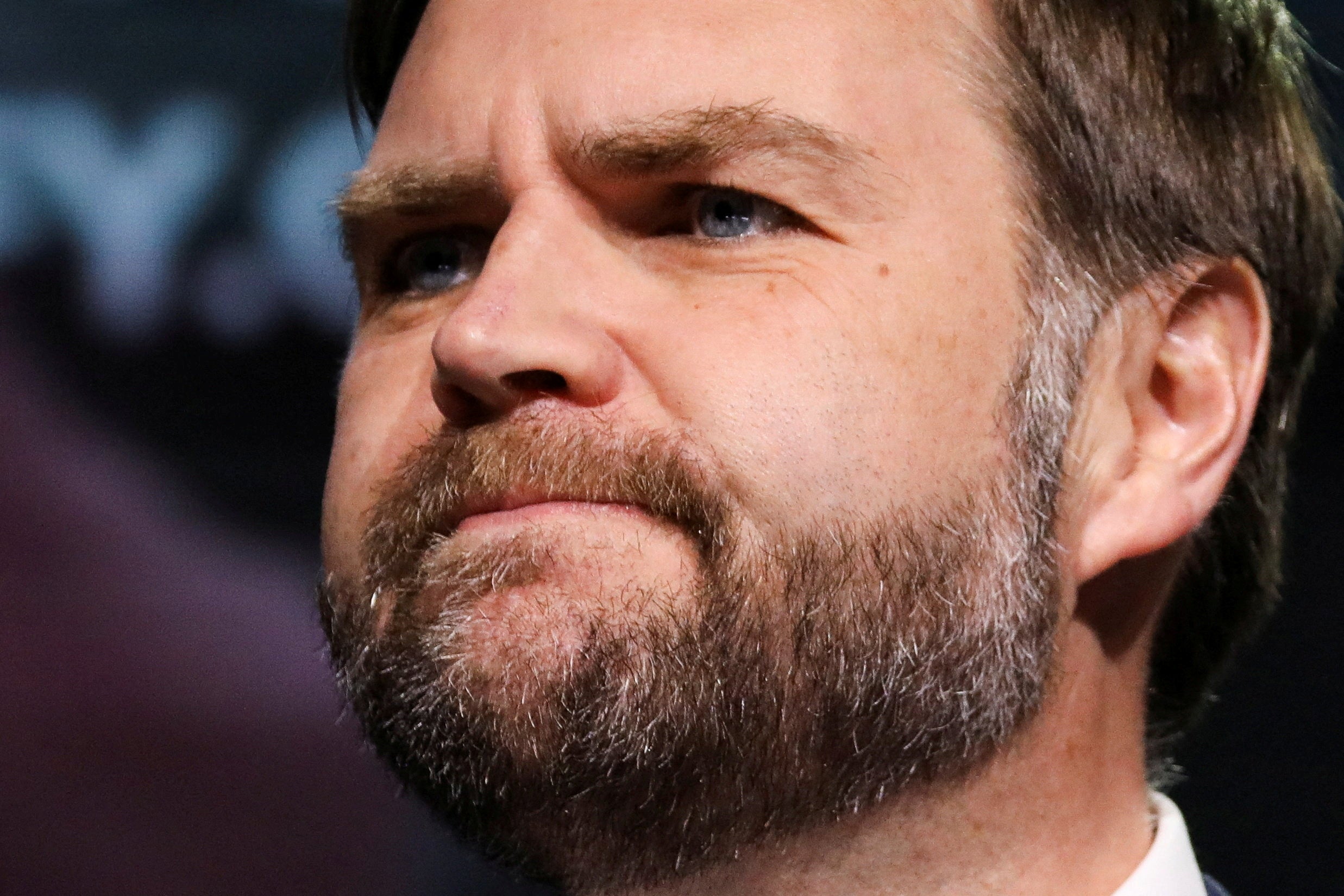 En el escenario, Vance, quien es católico, dijo respetar al papa y valorar su opinión en temas clave, pero sostuvo que el líder de la Iglesia se equivocaba en sus recientes críticas a la guerra en Irán