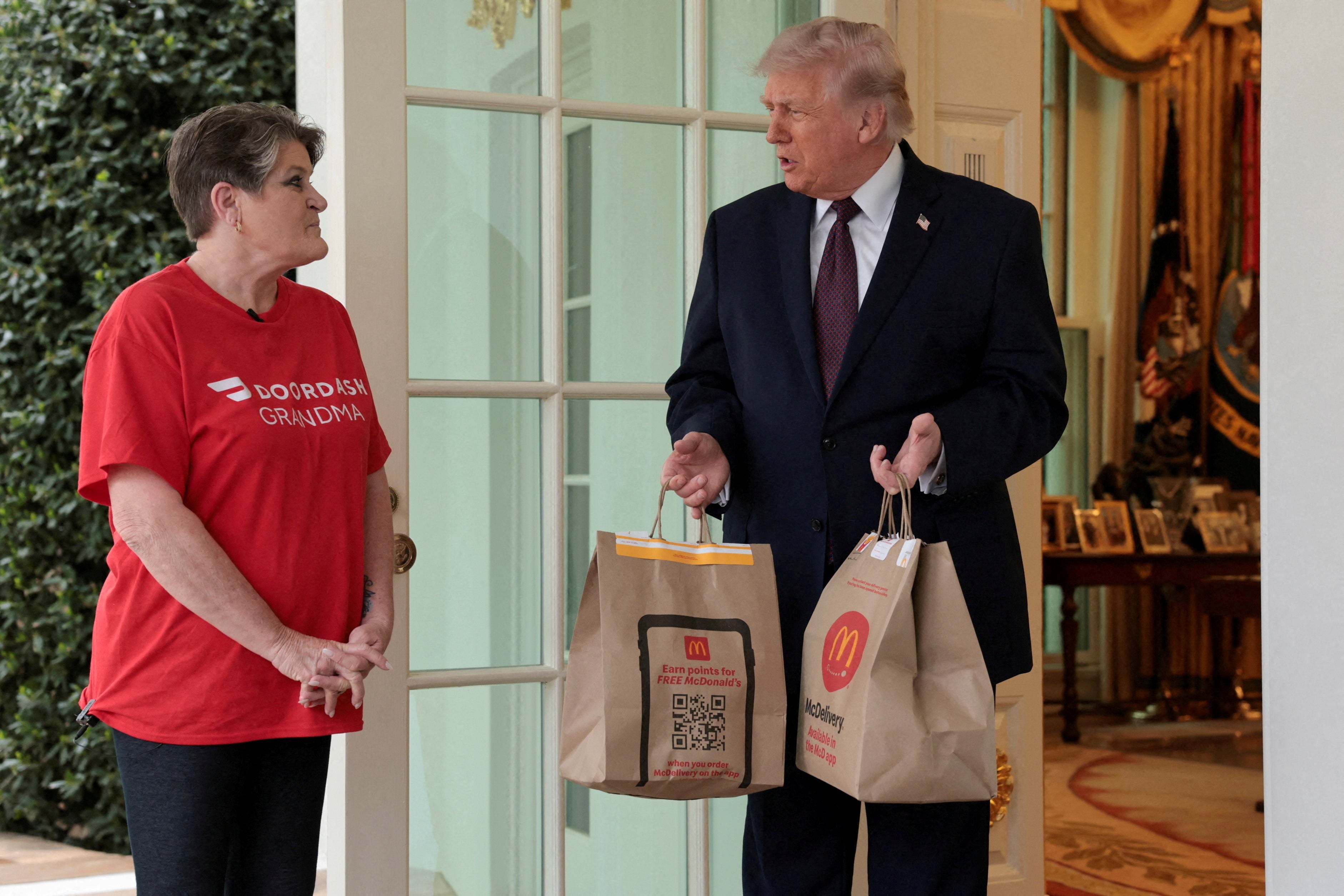 Sharon Simmons, a quien DoorDash describió como una “repartidora de Arkansas”, llegó a las puertas del Despacho Oval con una bolsa de McDonald’s para Trump, donde casualmente había cámaras y periodistas esperando