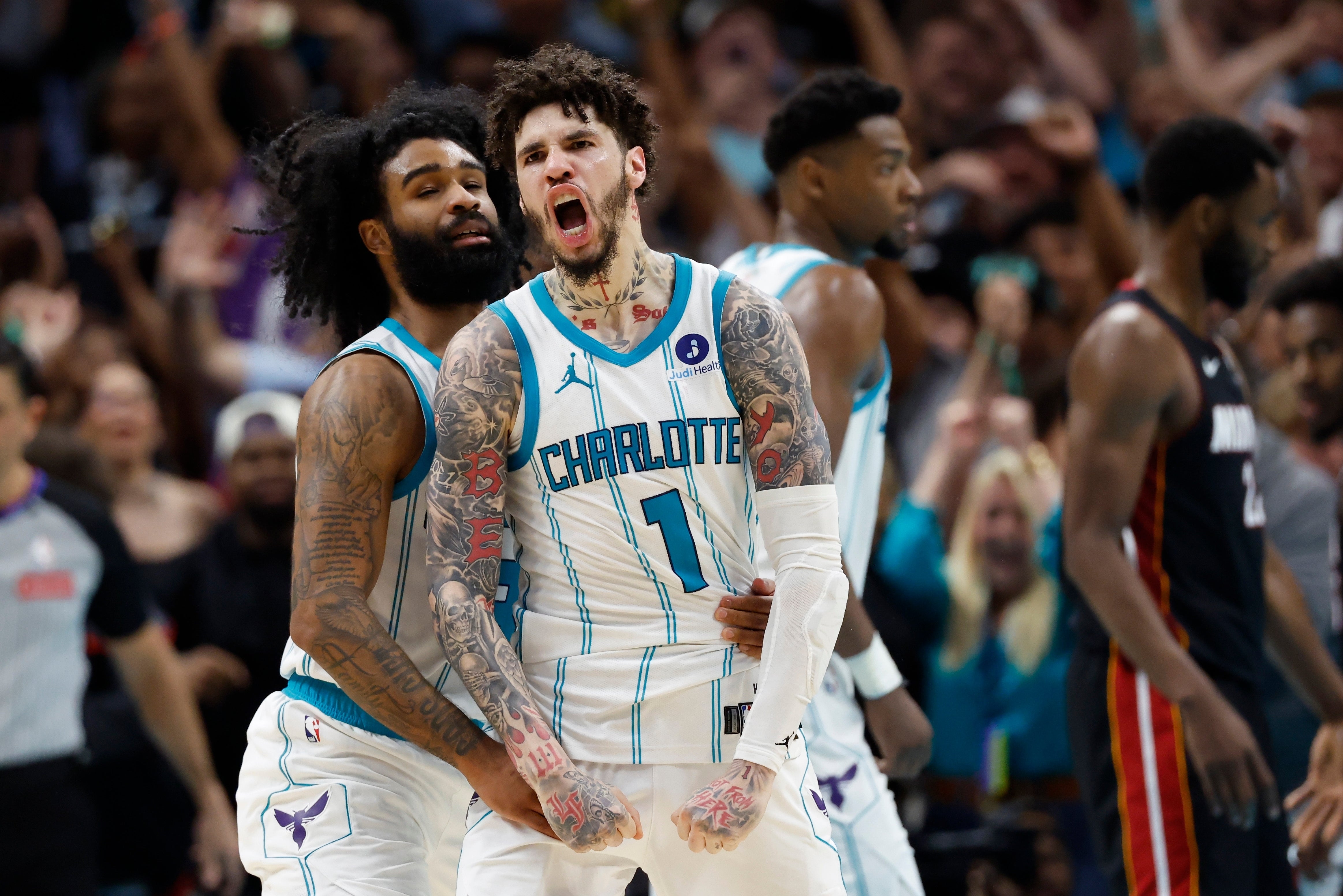Bandeja de LaMelo Ball y tapón de Bridges dan a Hornets triunfo 127-126 ante Heat en play-in