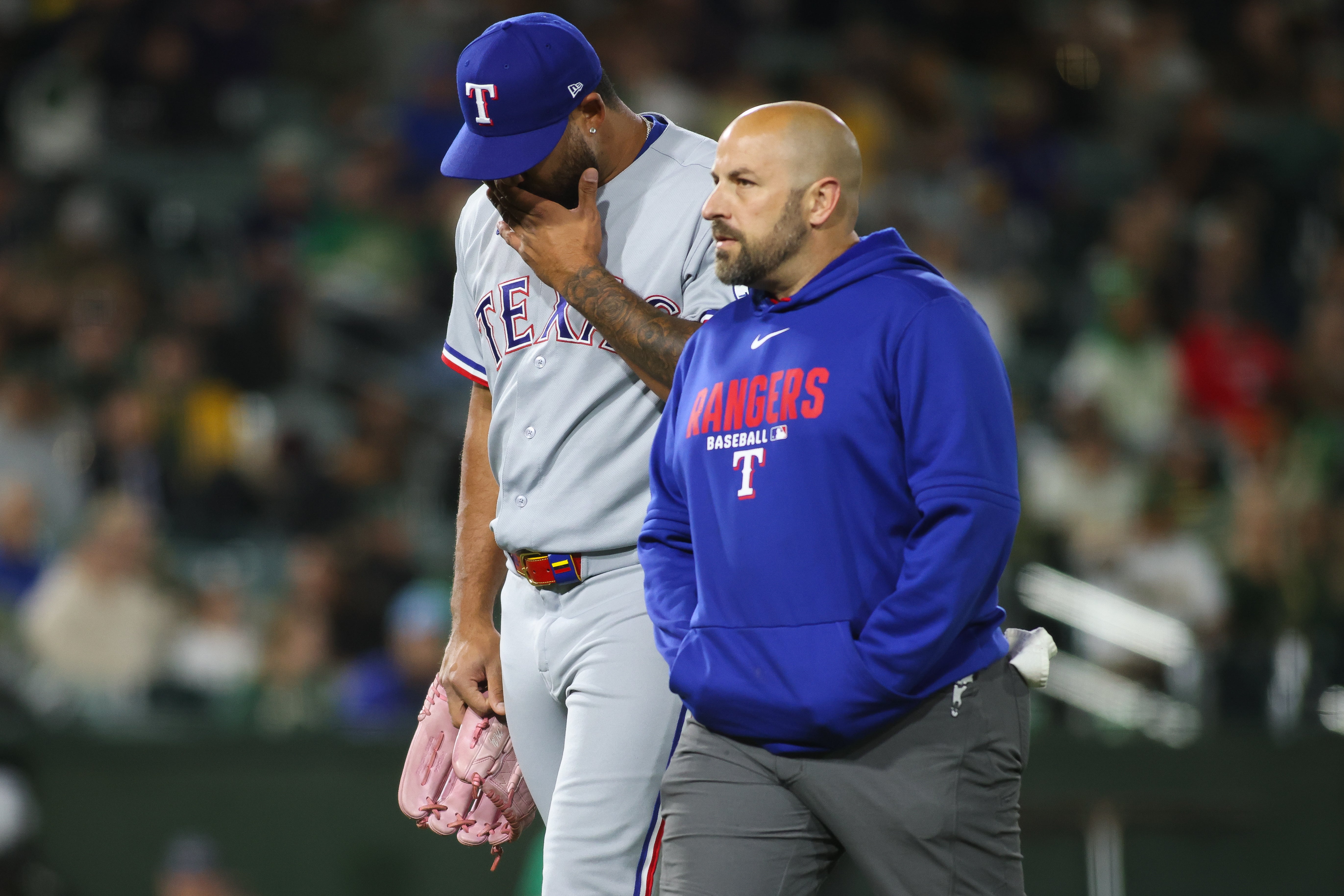 Relevista de Rangers Luis Curvelo se lesiona con un lanzamiento descontrolado ante Atléticos