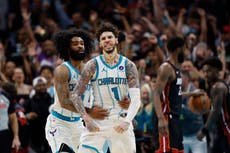 LaMelo Ball golpea 2 veces a la mascota Hugo tras victoria de sus Hornets en el play-in