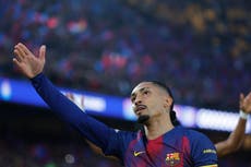 Raphinha se disculpa por gesto a hinchas del Atlético tras eliminación del Barça en Champions