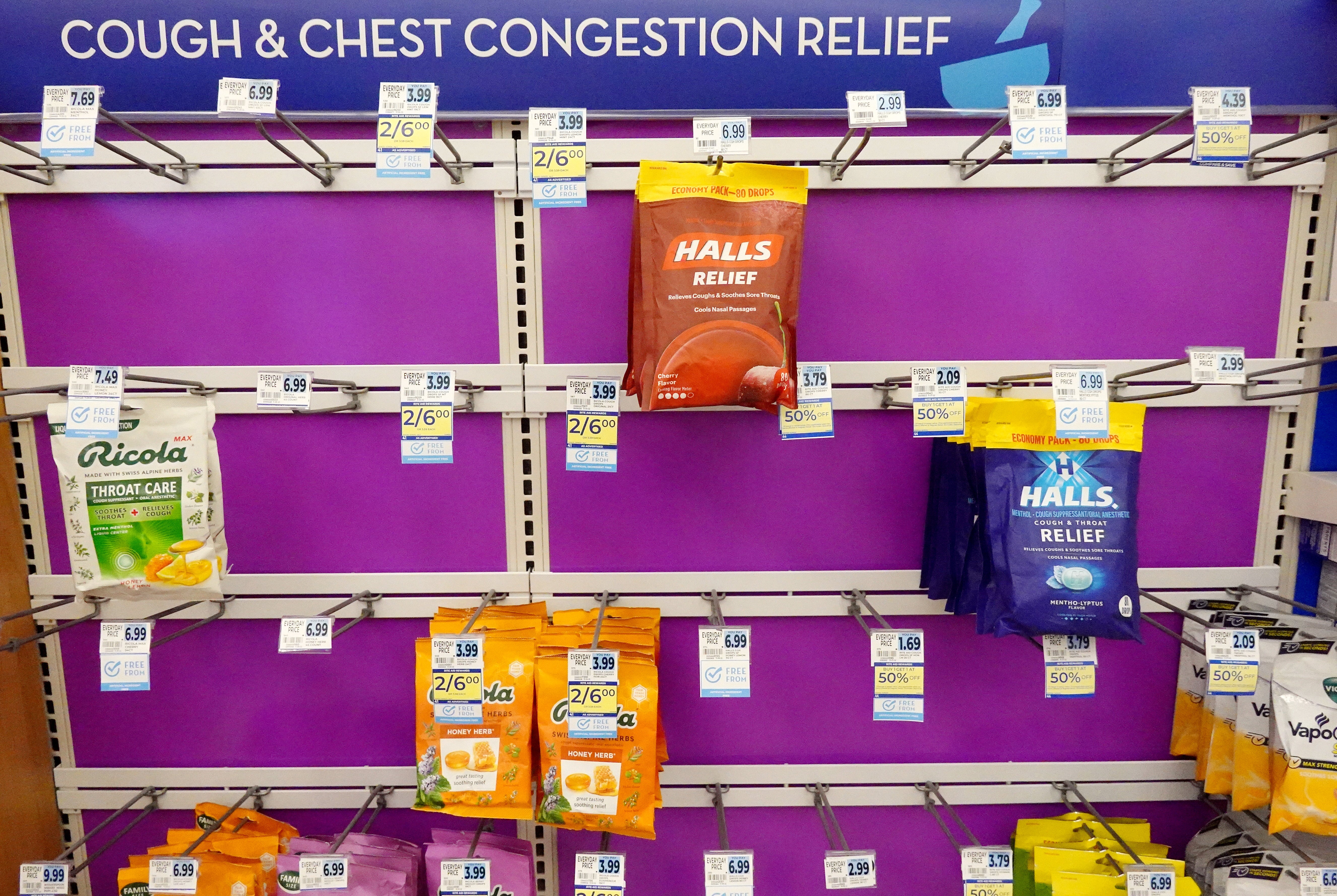 Los consumidores también deberían revisar sus botiquines en busca de pastillas para la tos que hayan sido retiradas del mercado recientemente