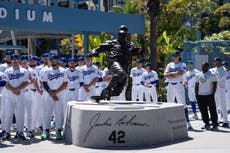 Grandes Ligas celebran el Día de Jackie Robinson: todos los peloteros usan el número 42